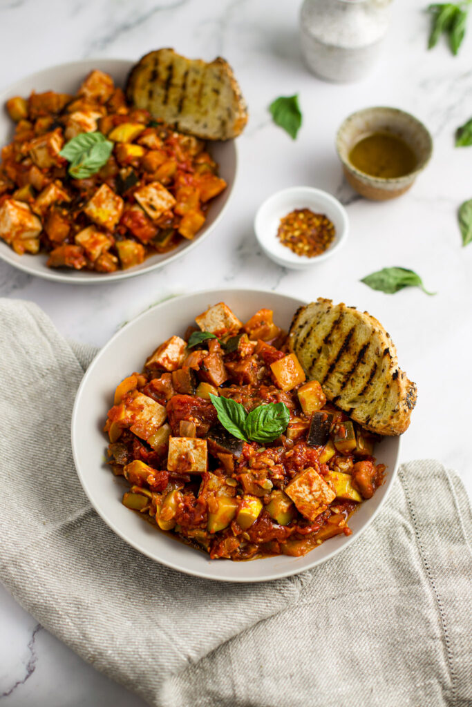 Ratatouille aux légumes et au tofu, avec basilic frais