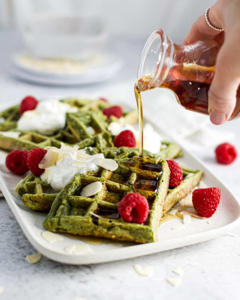 Gaufres santé au matcha, yogourt et framboises
