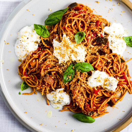 Pâtes à la burrata, crumble à l'ail