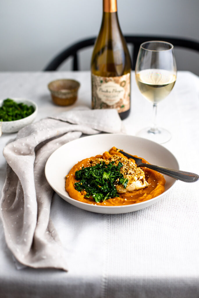Morue au sésame, purée de patates douces et kale