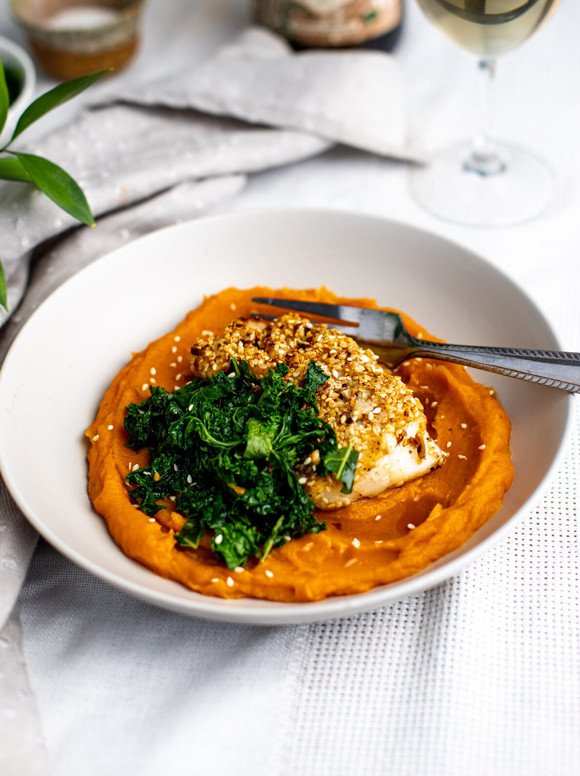 Morue au sésame, purée de patates douces et kale