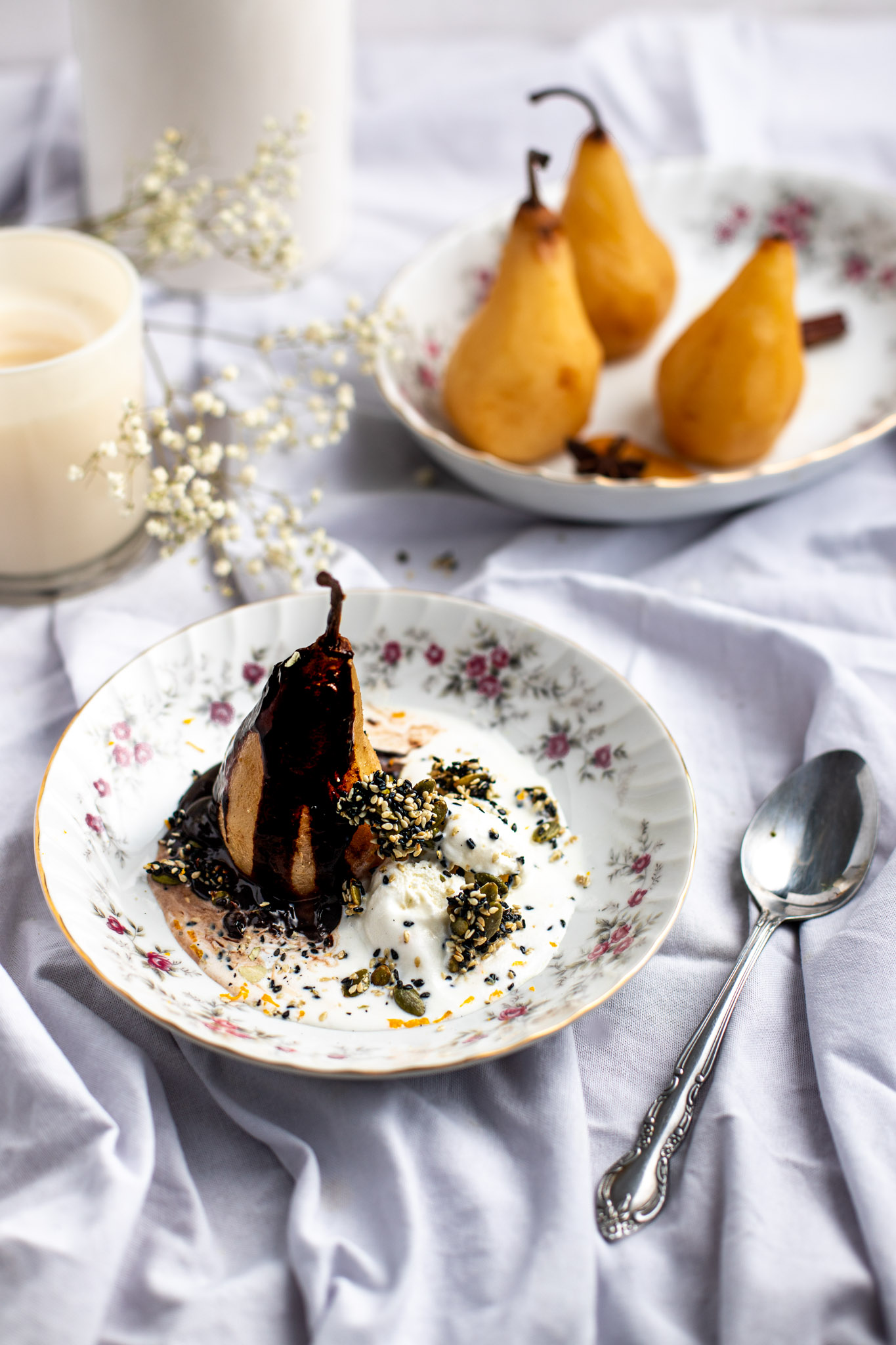 Poires au chocolat, croquant au sésame et crème glacée