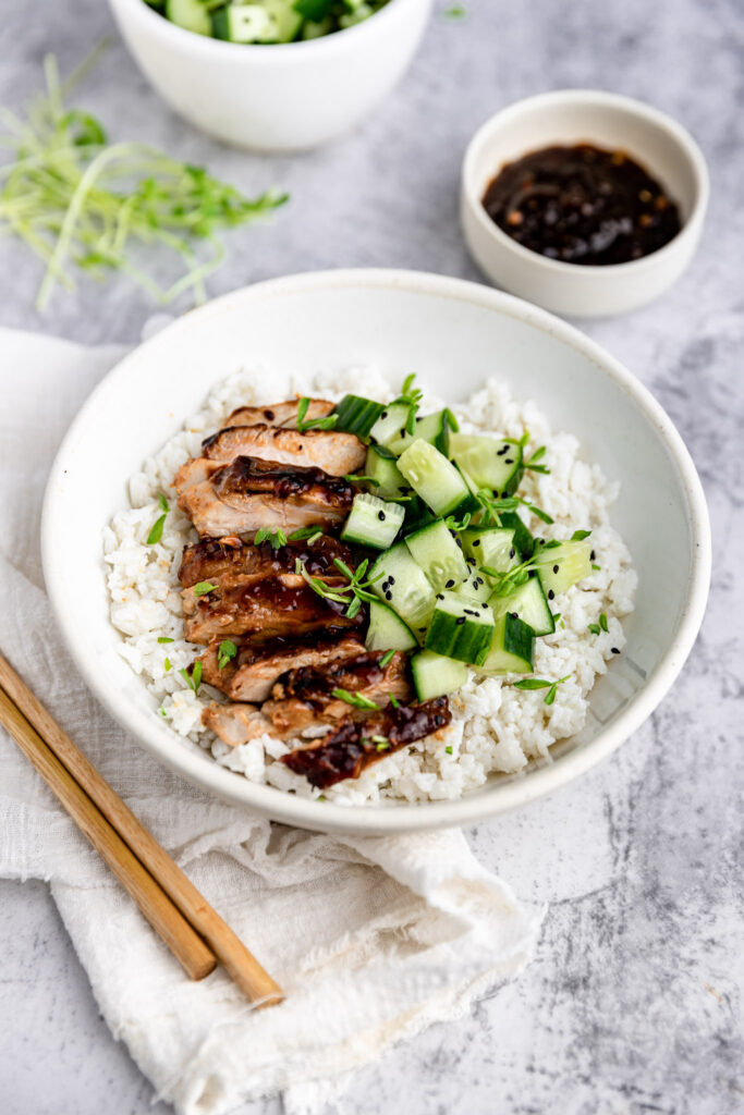 Poulet teriyaki grillé, riz au coconut & salade de concombre
