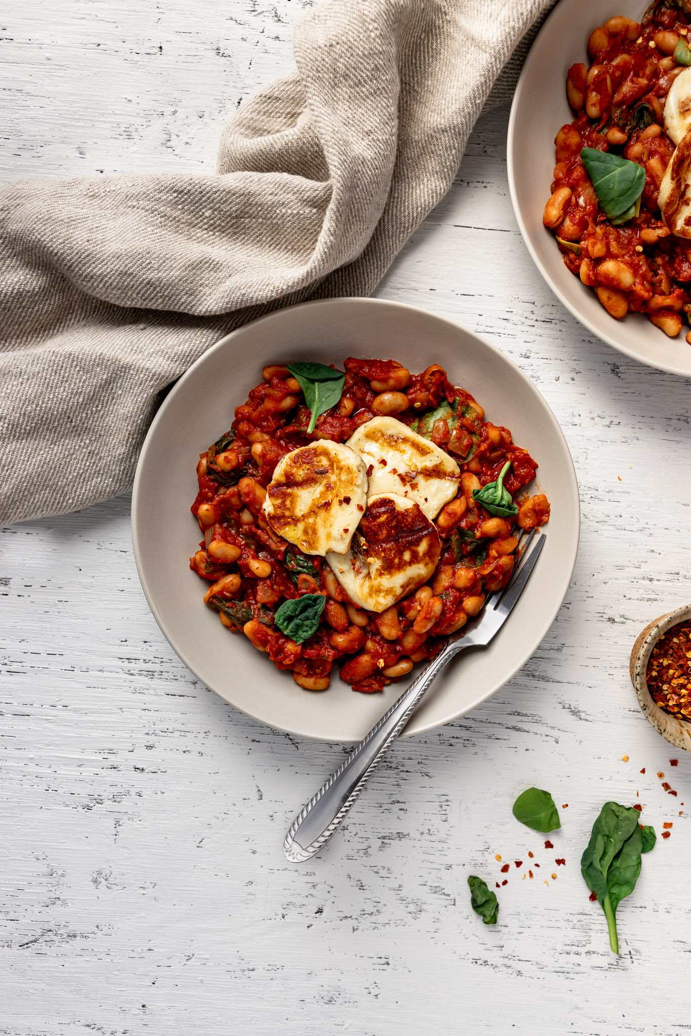 Haricots blancs sauce tomate & halloumi grillé