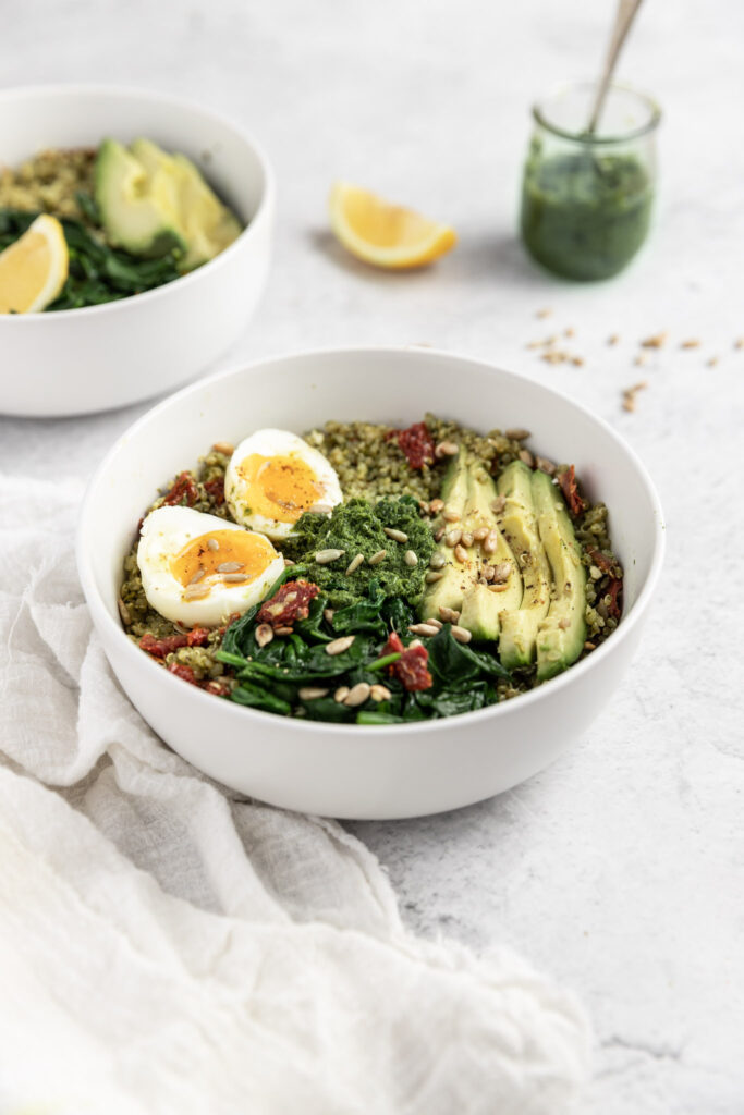 Bol quinoa au pesto, tomates séchées et avocat