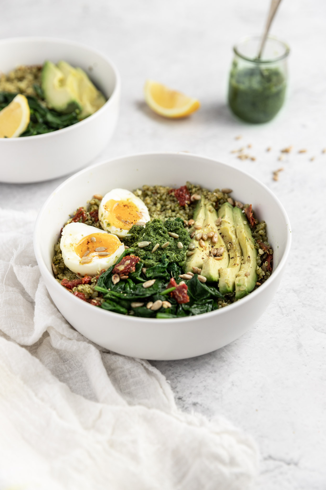 Bol quinoa au pesto, tomates séchées et avocat