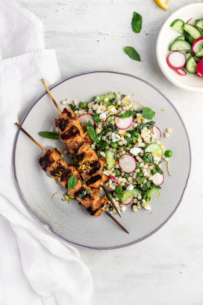 Brochettes de saumon, salade de couscous perlé