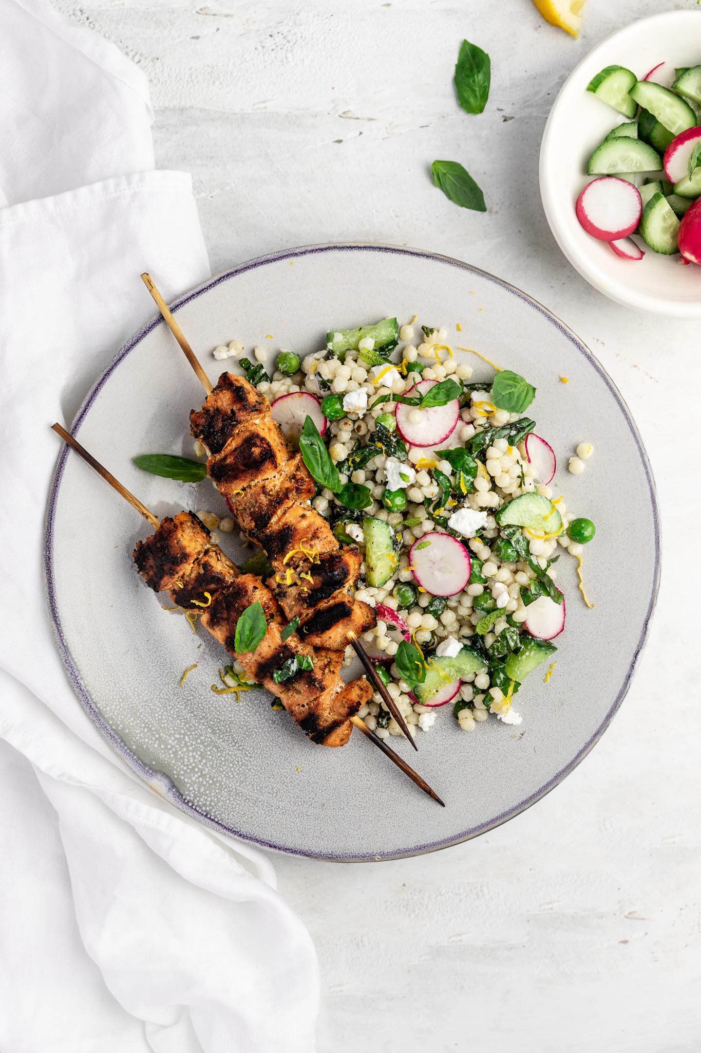Brochettes de saumon, salade de couscous perlé