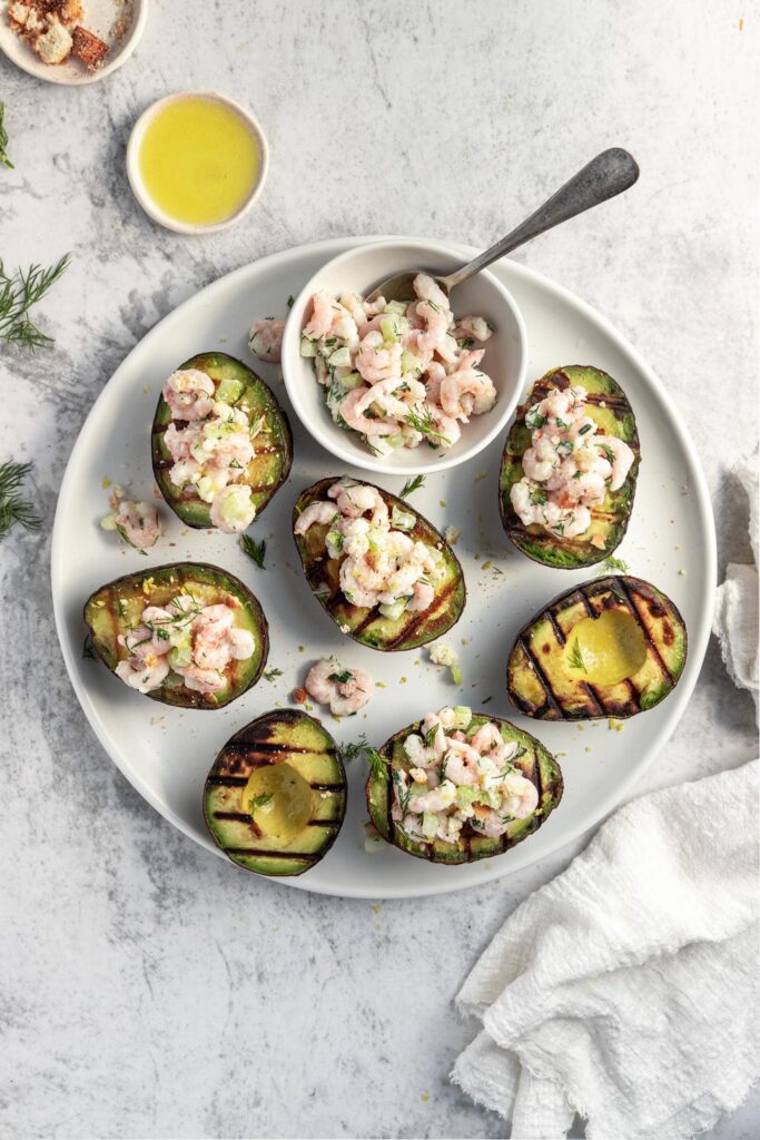 Crevettes nordiques sur avocat grillé