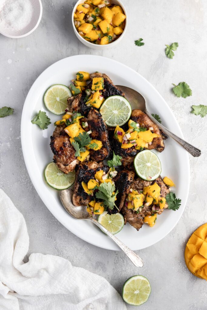 Poulet Jerk grillé, salsa à la mangue