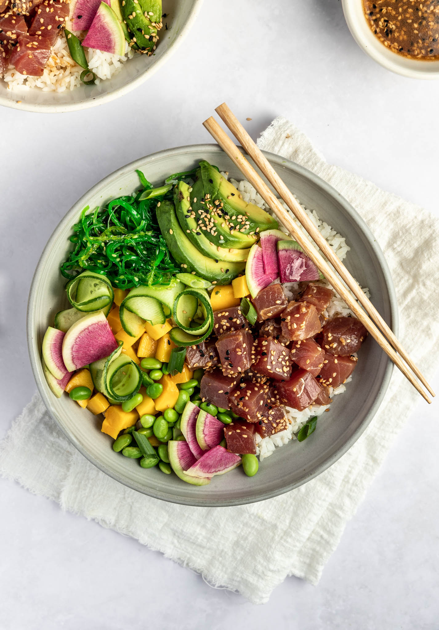 Bol poke de thon ahi au sésame grillé