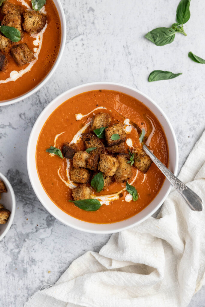 Soupe à la tomate rôtie et basilic