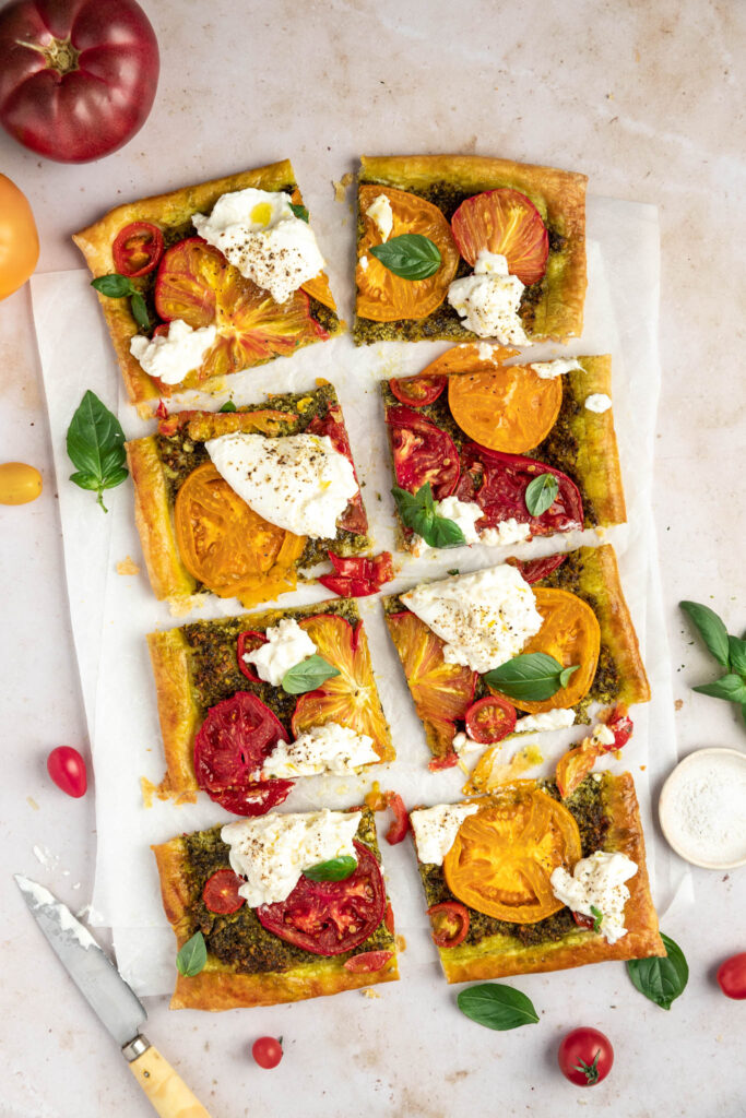 Tarte aux tomates, burrata et pesto