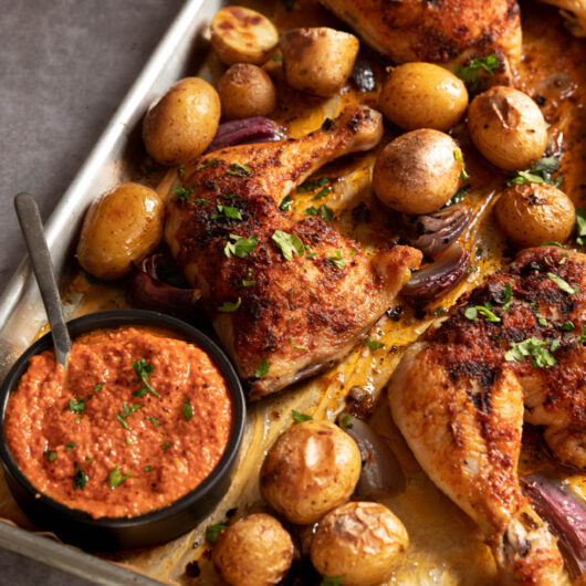 Plaque de poulet et patates, sauce romesco